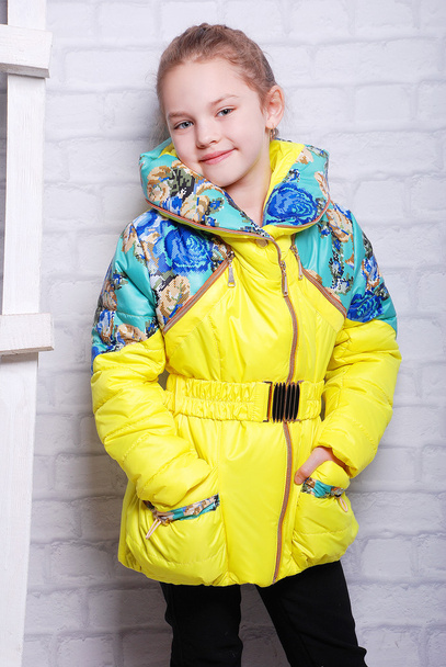 kleines Mädchen im herbstlich warmen Mantel - Foto, Bild