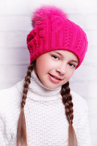 Smiling girl wearing warm hat - Zdjęcie, obraz