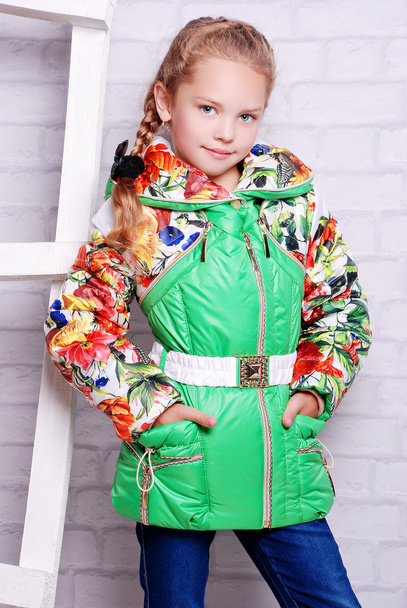 Little girl in winter coat - Foto, afbeelding
