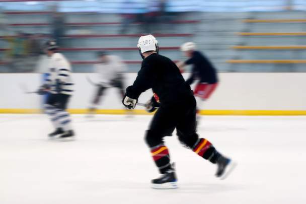 Eishockeyspieler auf dem Eis - Foto, Bild