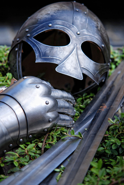 Металлический рыцарский шлем, меч и перчатки
 - Фото, изображение