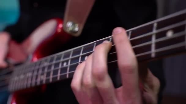 Gitarist speelt bas gitaar close-up. Langzame beweging - Video