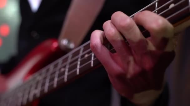Guitarrista tocando baixo close-up guitarra. Movimento lento - Filmagem, Vídeo