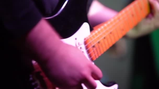 Gitarrist spielt E-Gitarre aus nächster Nähe. Zeitlupe - Filmmaterial, Video