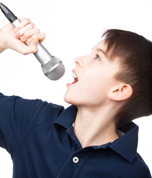 Fiú énekel mikrofon - Fotó, kép