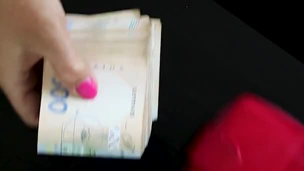 Számol a pénz. Női kezek Count Hryvnia Bankjegyek sötét háttérrel. Bankügy és pénzügy. Üzleti életmód. A pénzügyi munka koncepciója. Közelkép. - Felvétel, videó