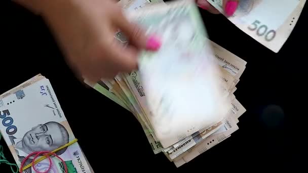 Geld tellen. Vrouwenhanden graaf Hryvnia bankbiljetten op een donkere achtergrond. Bankieren en Financiën. Zakelijke Lifestyle. Het concept van financieel werk. Close-up. - Video