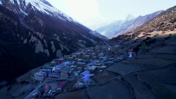 Lucht panning uitzicht kleurrijke traditionele Khangshar dorpshuisjes.Manang district. Tilicho basiskamp spoor. Himalaya bergen. Toerisme en trekking in Himalaya concept - Video