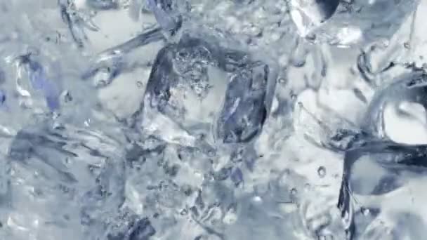 Super Slow Motion Shot of Falling and Splashing Perfect Ice Cubes into Water at 1000fps (en inglés). Filmado con cámara de cine de alta velocidad en 4K. - Metraje, vídeo