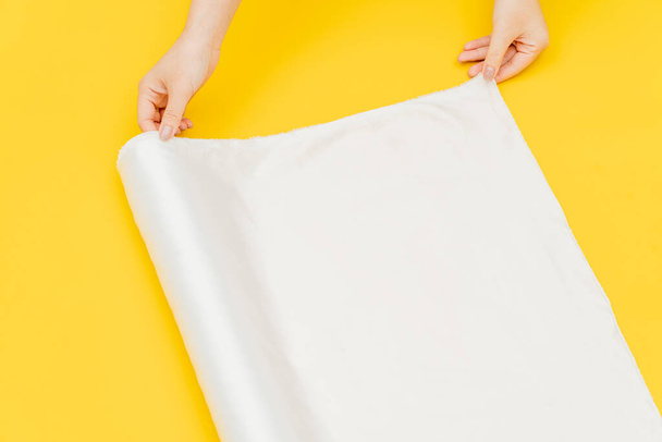 Zdůraznění sofistikovanosti, lesklá bílá tkanina rolování obraz je uveden v minimalistickém nastavení pro účely mockup - Fotografie, Obrázek
