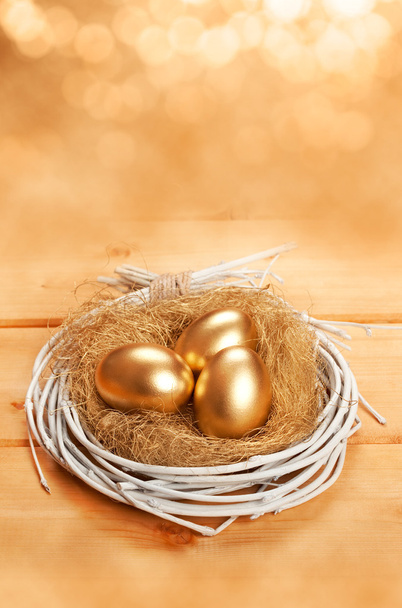 Golden eggs in white nest - Foto, Imagem