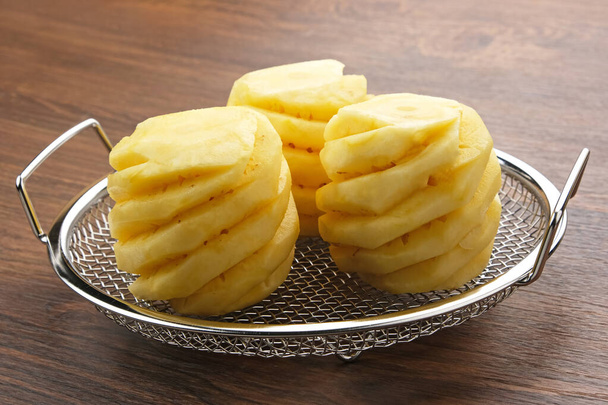Ananas pelés frais et mûrs sur une grille de refroidissement - Photo, image