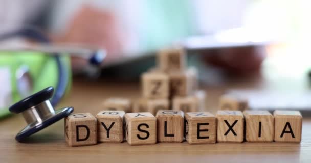 Dyslexie op houten blokjes in de kliniek, close-up, oppervlakkige focus. Medische correctie, logopedist - Video