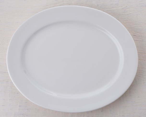 Pusta biała płyta ceramiczna na drewnianym stole - Zdjęcie, obraz