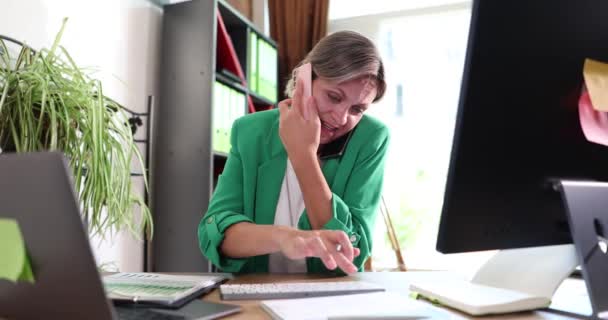 Eine besorgte Frau arbeitet im Büro, Großaufnahme, Zeitlupe. Stressige Situation am Arbeitsplatz, im Geschäft - Filmmaterial, Video