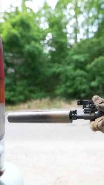 Vojenský agent namíří zbraň, když je umístěn za autem. Vysoce kvalitní 4K záběry - Záběry, video