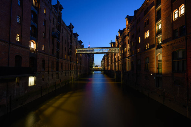 Hamburg Speicherstadt Magazyn District z oświetlonymi elewacjami cegły w Kehrwiederfleet Canal wieczorem o zmierzchu - Zdjęcie, obraz