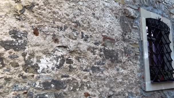 Каменная стена древнего здания с неровной поверхностью. - Кадры, видео