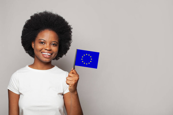 Europejska kobieta z flagą UE, Unia Europejska. Edukacja, biznes, obywatelstwo i patriotyzm - Zdjęcie, obraz