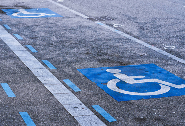 Placa de estacionamento para deficientes pintada no asfalto de um parque de estacionamento. - Foto, Imagem