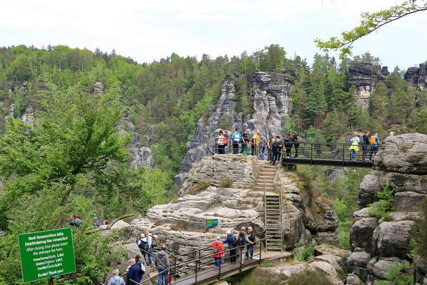 14 maggio 2023 - Rathen, Svizzera sassone in Germania: le formazioni rocciose dell'Elba circondano il ponte Bastei - Foto, immagini
