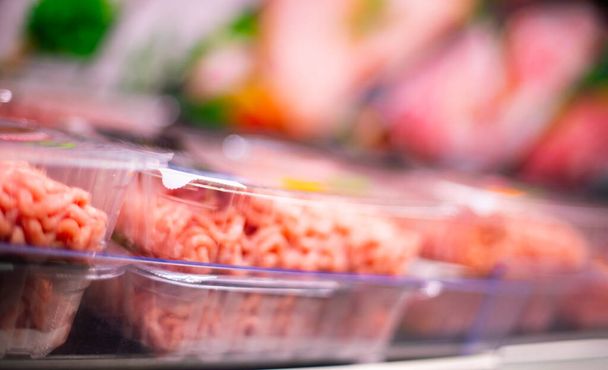 Prodotti a base di carne messi in vendita in un supermercato frigorifero commerciale - Foto, immagini