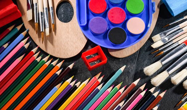 Composition avec accessoires scolaires pour la peinture et le dessin. - Photo, image