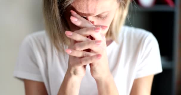 Avrupalı kadın başını eğip dua ediyor, yakın plan, yavaş çekim. Stresli durum, endişe, yalnızlık - Video, Çekim