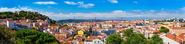 Lizbon 'un ünlü panoraması Miradouro dos Barros turist bakış açısıyla Alfama' nın eski bölgesi üzerinde St. George 's Castle, Portekiz bayrağı, 25 Nisan Köprüsü, Kral İsa heykeli. Lizbon, Portekiz. - Fotoğraf, Görsel