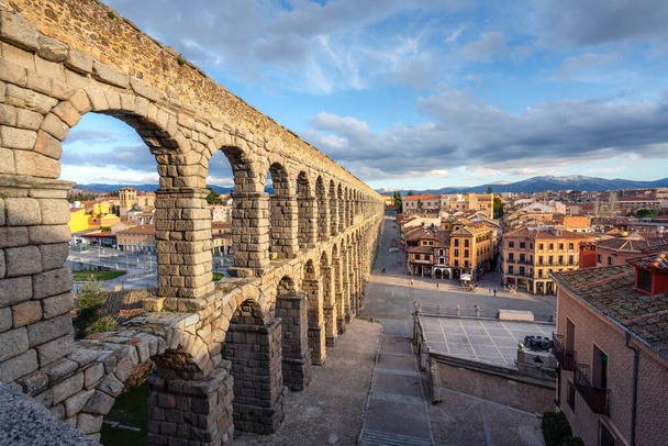 Segovia Aqueduct ve Plaza del Azoguejo Meydanı - Segovia, İspanya - Fotoğraf, Görsel