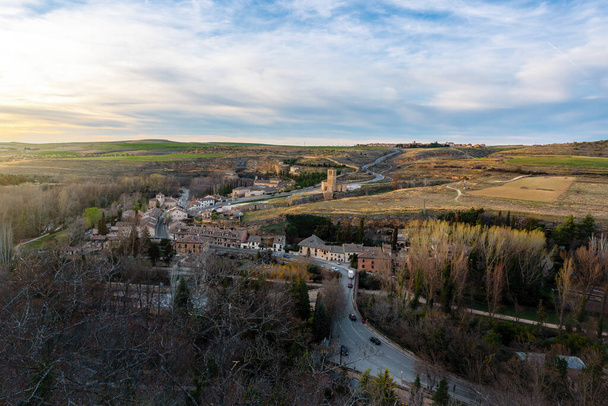 Zicht vanuit Eresma Valley Zicht op Vera Cruz Church - Segovia, Spanje - Foto, afbeelding