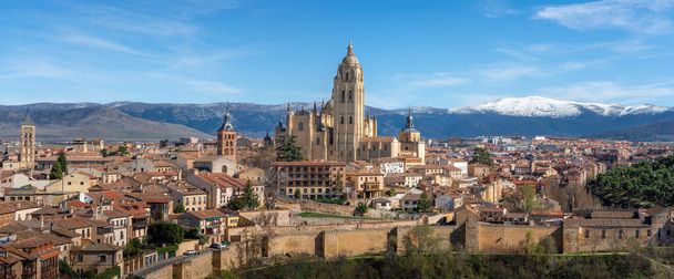Panoramatický letecký pohled na Segovii s katedrálou, kostel San Andres, kostel San Esteban a pohoří Sierra de Guadarrama - Segovia, Španělsko - Fotografie, Obrázek