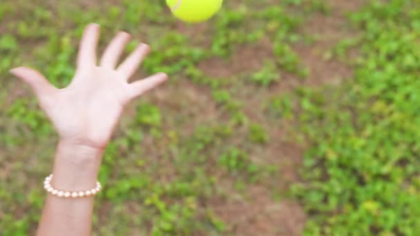 テニスボールをジャグリングする若い女性の手のクローズアップ. 高品質の4kビデオ映像 - 映像、動画