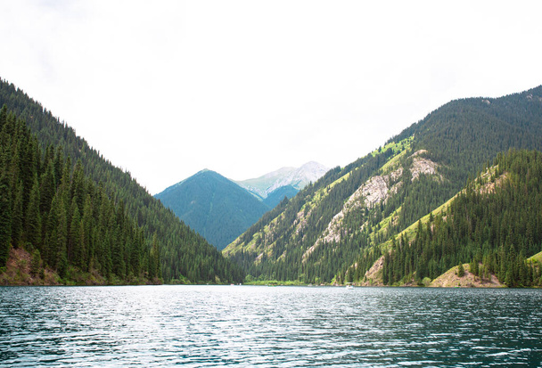Jezioro Kolsai jest turystycznym miejscem w Kazachstanie. piękny chroniony obszar Kazachstanu. - Zdjęcie, obraz