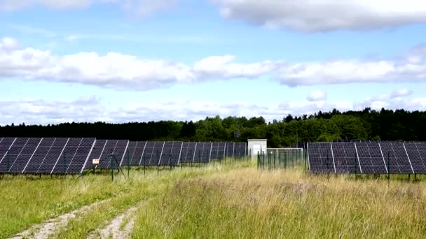 Strangnas, Zweden Een scala aan zonnepanelen in een veld.  - Video