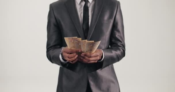 Африканський чоловік виступає за фінансову незалежність, розраховує долари, передає повідомлення про прийняття контролю над фінансами, приймаючи обґрунтовані фінансові рішення та працюючи над особистим багатством та стабільністю. - Кадри, відео