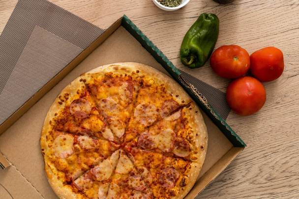 valmis-to-eat pizza pakattu sen laatikko, ravintola menu pikaruokaa, studio kuva taustakuvaksi, yksityiskohdat - Valokuva, kuva