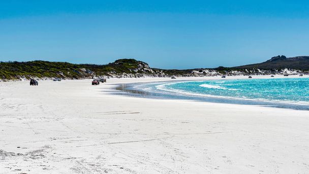 Lucky Bay fehér strandja és kristálytiszta türkiz vize - Fotó, kép