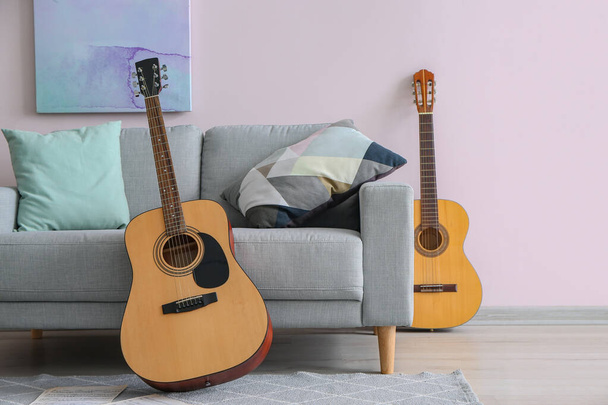 Interior do quarto com sofá e guitarras - Foto, Imagem