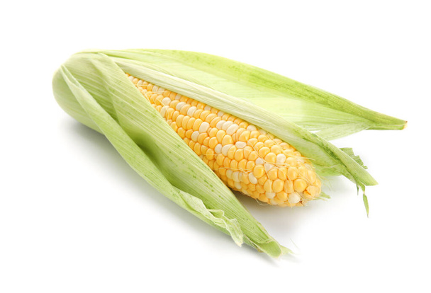 Pannocchia di mais fresco su sfondo bianco - Foto, immagini