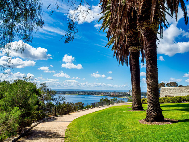 Το Kings Park and Botanical Garden είναι ένα πάρκο 400.6 εκταρίων με θέα το Περθ Γουότερ και την κεντρική επιχειρηματική περιοχή του Περθ, Δυτική Αυστραλία. - Φωτογραφία, εικόνα
