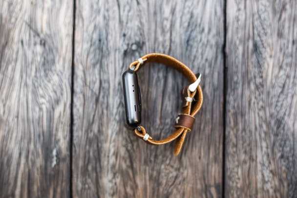 Smart watch leather strap on wooden table - Zdjęcie, obraz
