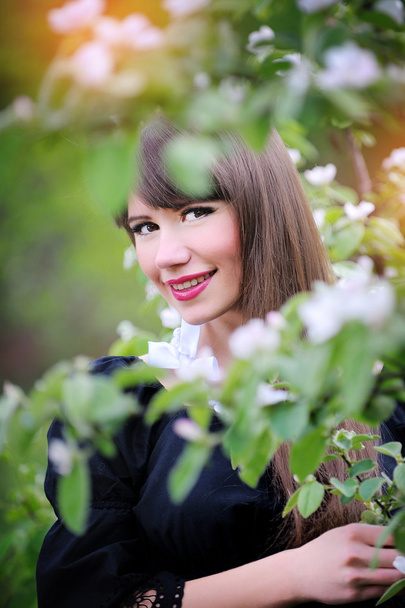 retrato de joven hermosa mujer en un jardín de primavera
 - Foto, Imagen