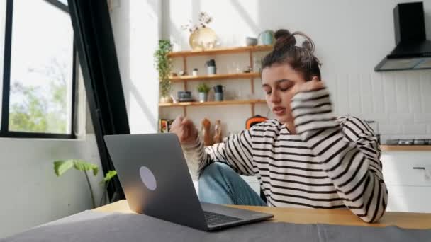 Kız dizüstü bilgisayarla çalışmayı bırakır ve öfkeyle kapatır. Yüksek kalite 4k görüntü - Video, Çekim