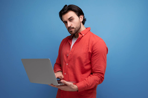 komea nuori brunette mies liike työtä etänä tietokoneella. - Valokuva, kuva