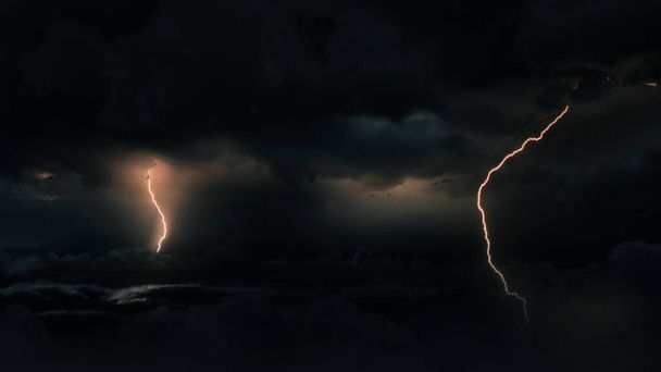 ダークトロピカルモンスーン サイクロン スーパーセル雷雨。 雷のボルトストライキで嵐雲の架橋ショットを確立する航空機. 気候変動における極端な気象のための気象ハリケーンコンセプト - 写真・画像