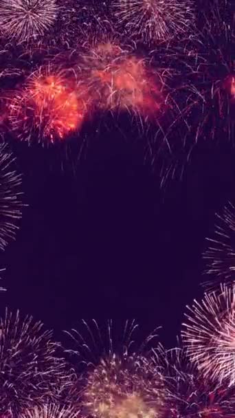 Fogos de artifício coloridos dinâmicos quadro completo violeta roxo ouro fundo laço festivo. Abstrato conceito de mídia social vertical animação 3D como véspera de Ano Novo, 4 de julho, festa de celebração do Ano Novo Chinês. - Filmagem, Vídeo