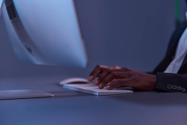 офисный бизнесмен бизнесмен бизнес-студент клавиатура африканских цифровых фрилансеров технологии онлайн внутренняя работа бизнесмен блоггер образ жизни африканский вечер счастливый современный - Фото, изображение