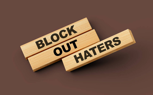 Houten blokken met blok uit haters woord op kleurrijke geïsoleerde achtergrond 3d illustratie - Foto, afbeelding