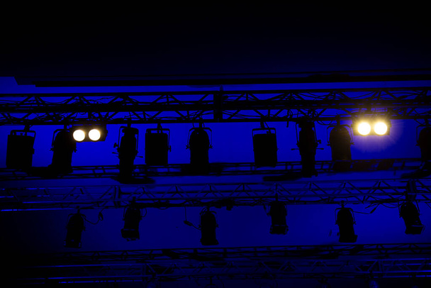 Színpadi fények egy színházban. Világítóberendezés kék és fehér színű fényekkel. - Fotó, kép